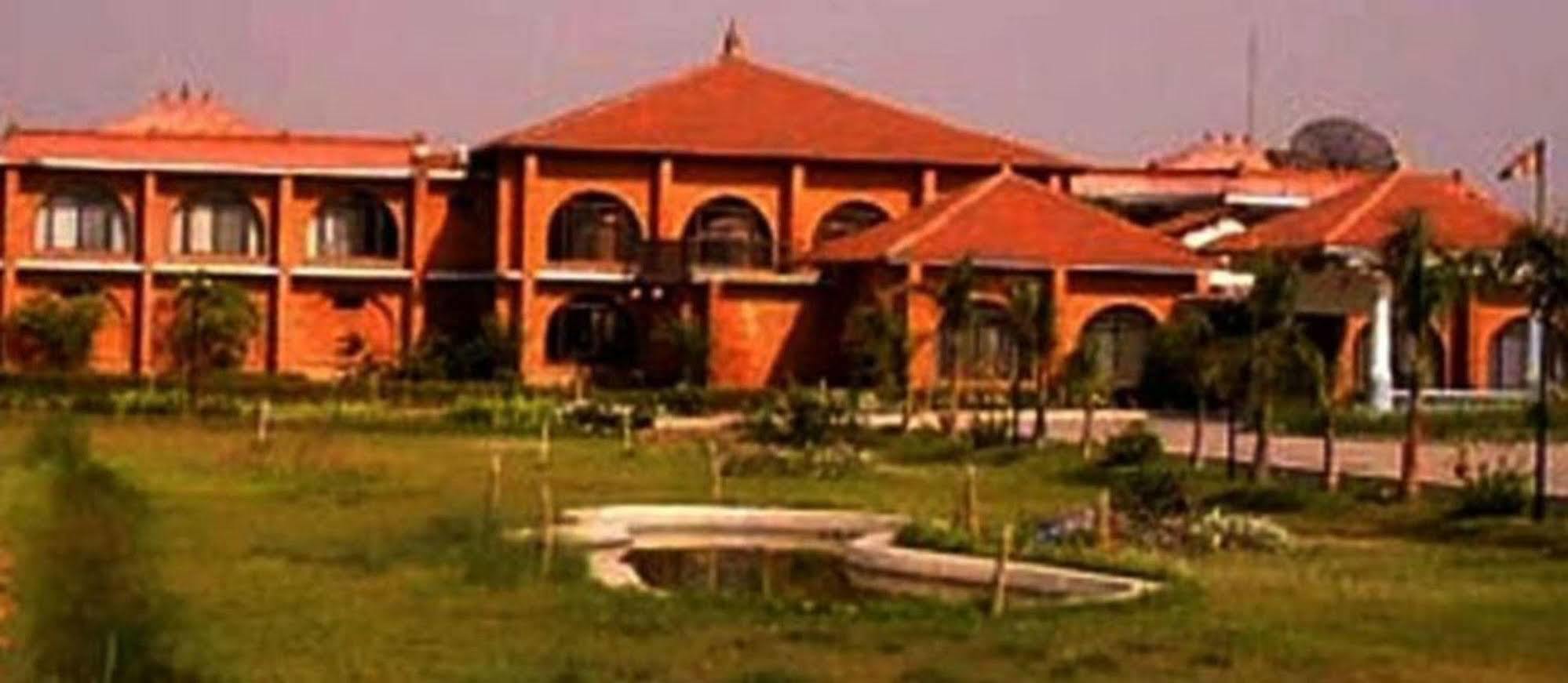 Hotel Lumbini Garden New Crystal Exterior foto